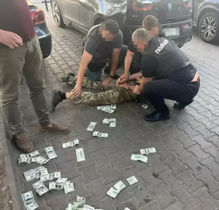 Як поліцейського з Миколаївщини будуть судити за хабар у ТЦК