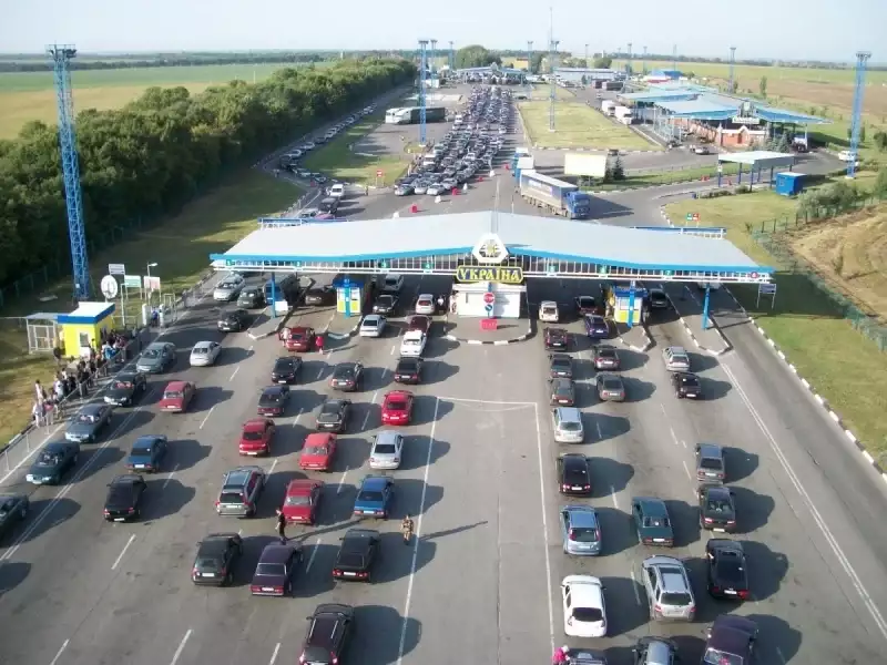 Що потрібно знати про зупинку пропуску транспорту на кордоні з Молдовою