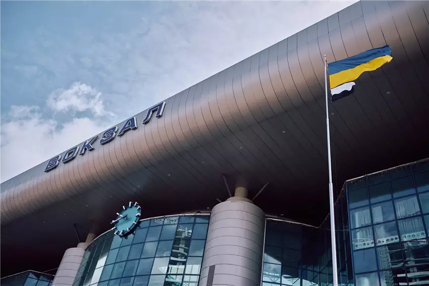 Прапори на вокзалах Укрзалізниці приспущені через жалобу за жертвами атаки