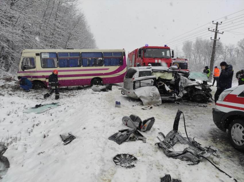На Харківщині зіткнення легковика з автобусом забрало здоров'я у 18 людей